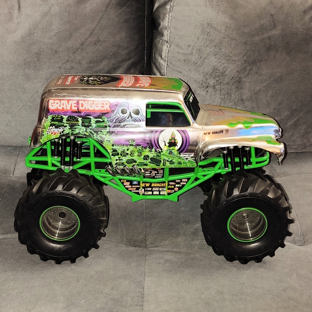 MONSTER JAM GRAVE DIGGER CHROM BODY 1:10 MONSTER TRUCK MODEL TRUCK 16½L 11½W 9½H